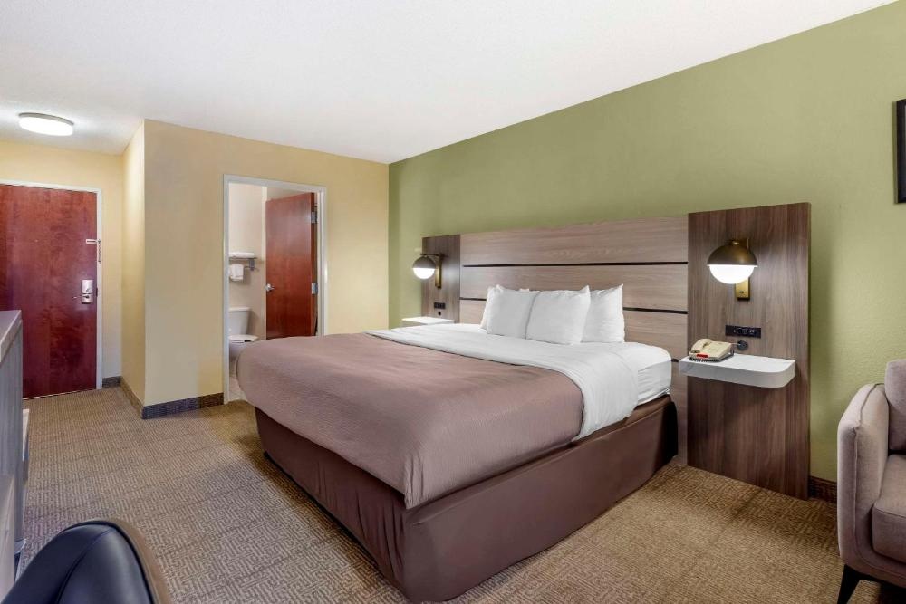 King Room with Accessible Tub - Accessible/Non-Smoking